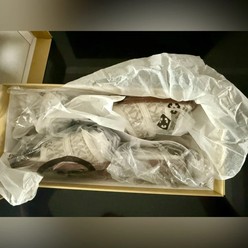 NEW MICHAEL Michael Kors Cream Slide Sandals - NWT - Size 6 - Picture 3 of 5